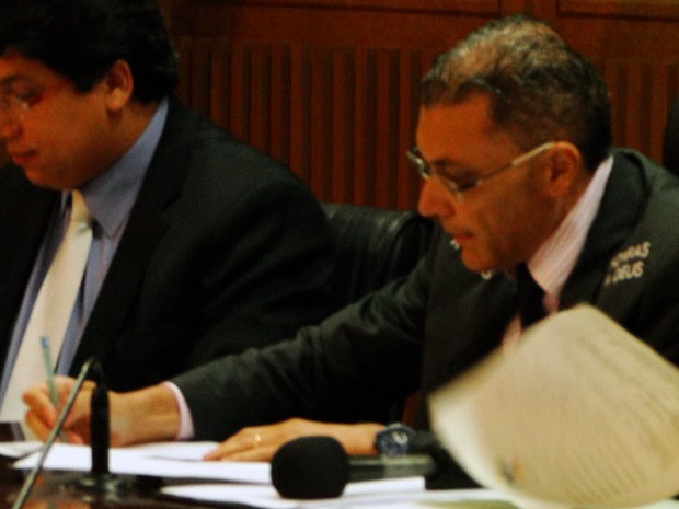 Albert Dickson assinando termo de posse da Presidência da Câmara Municipal de Natal (Foto: Ricardo Araújo/G1)