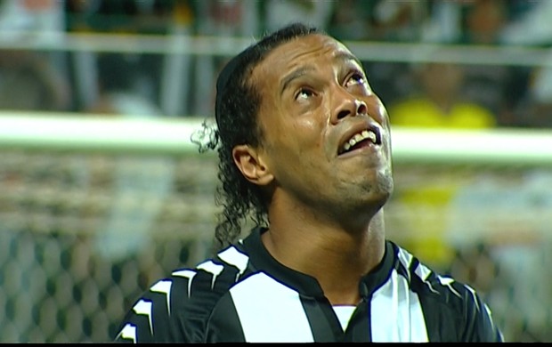 Ronaldinho Gaúcho chora após marcar gol (Foto: Reprodução Sportv)
