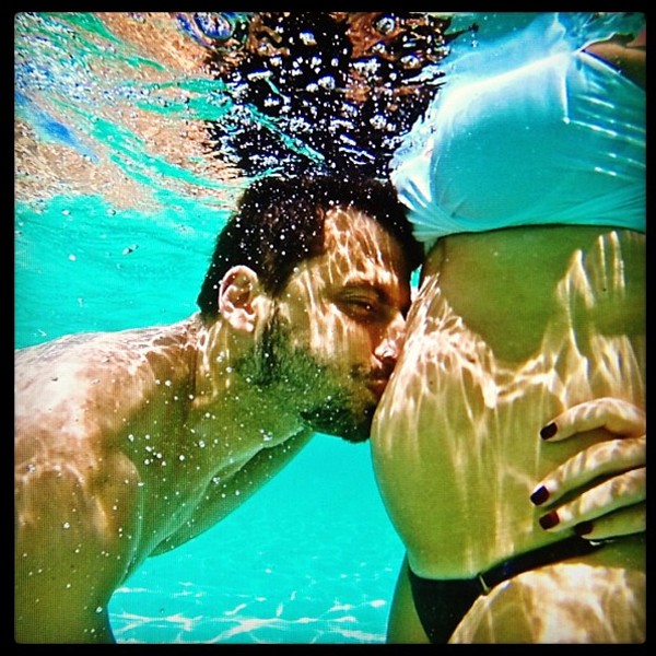 Henri Castelli beija a barriga da namorada Juliana Despirito (Foto: Reprodução / Instagram)