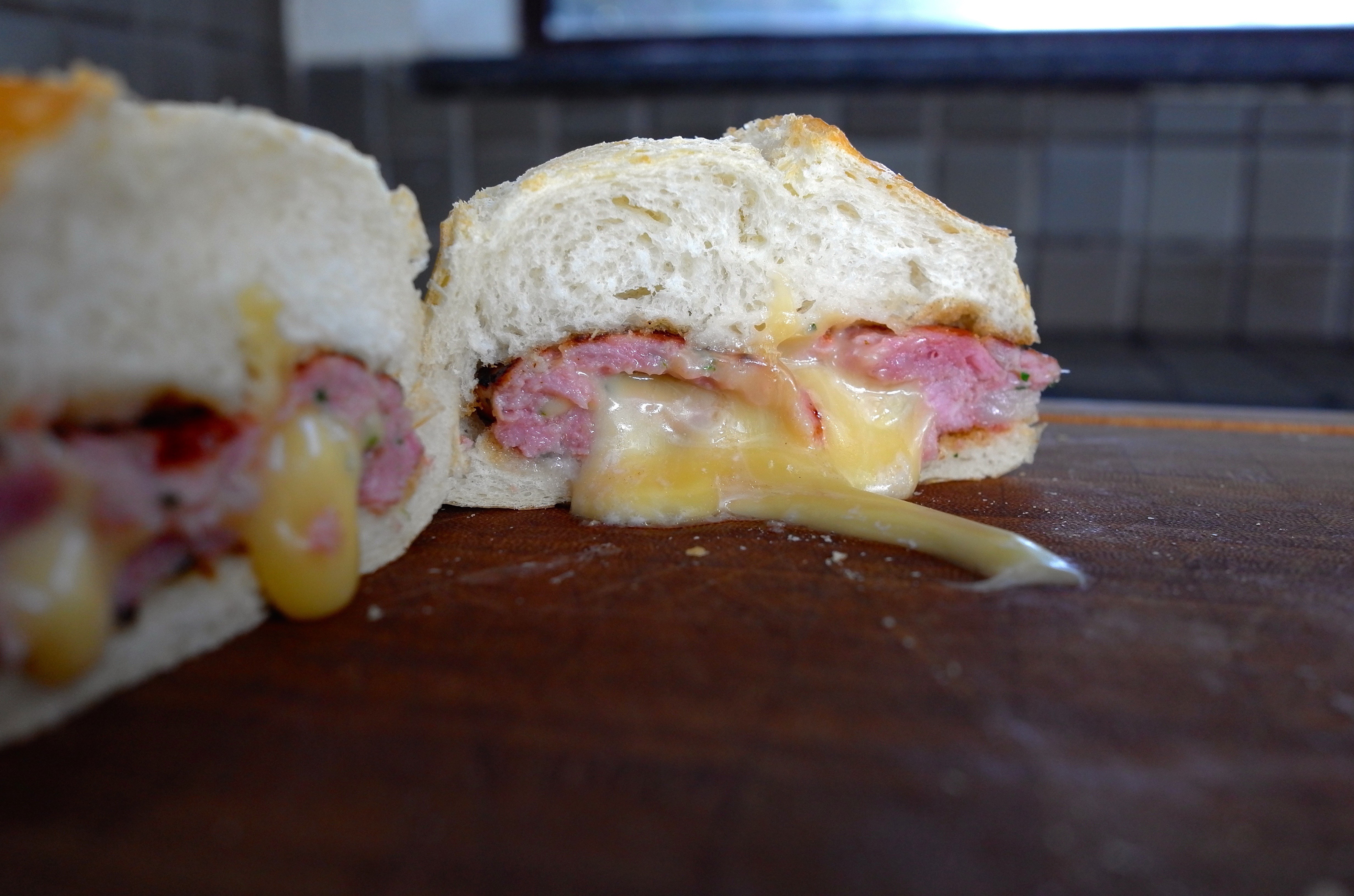 O sanduíche de linguiça perfeito não precisa, necessariamente, ser feito na churrasqueira (Foto: André Lima de Luca)