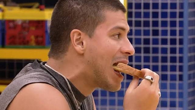 Arthur Aguiar come pão no BBB22 (Foto: Reprodução/Globo)