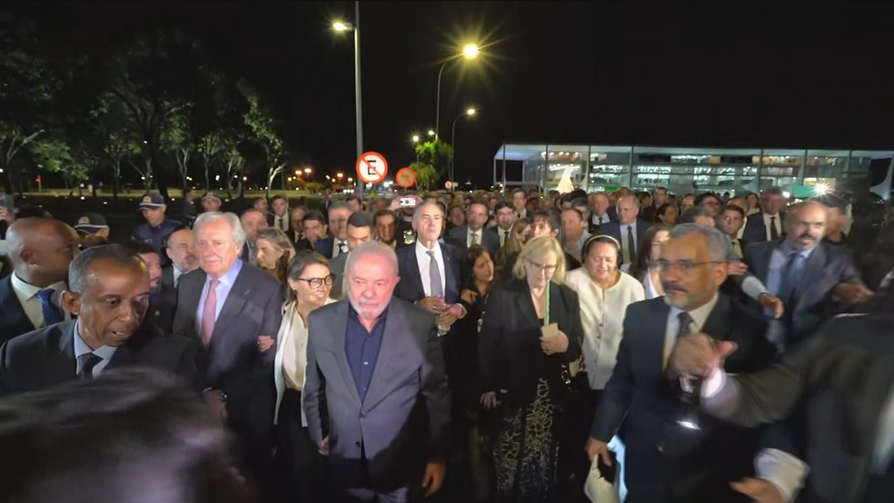 Lula faz caminhada simbólica com governadores até o Supremo Tribunal Federal — Foto: Reprodução