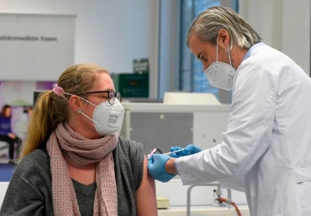 Muitos europeus manifestaram dúvidas sobre as vacinas (Foto: Getty Images via BBC)