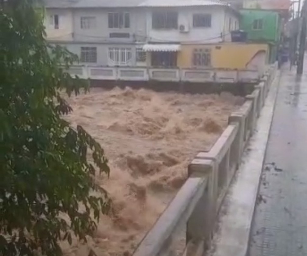 Rio Jaboatão alagou no bairro de Jaboatão Centro — Foto: Reprodução/WhatsApp