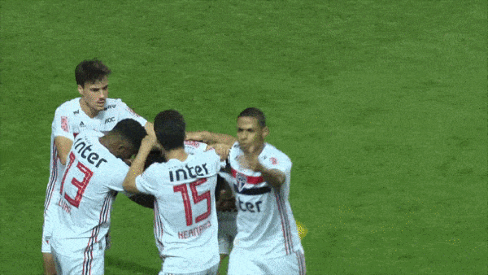 Bruno Alves chama jogadores do banco para vibrar junto no gol do São Paulo — Foto: GloboEsporte.com