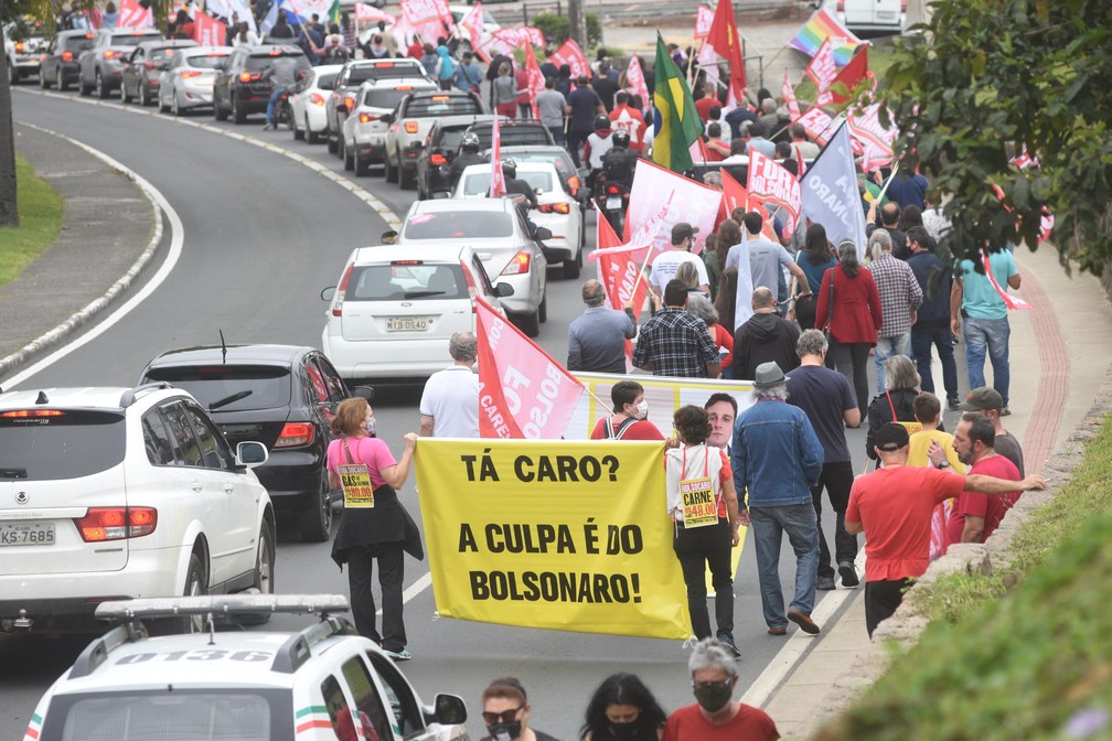Criciúma (SC) - Manifestantes participam de protesto contra o governo do presidente Jair Bolsonaro, neste sábado (2) — Foto: Ulisses Job/Futura Press/Estadão Conteúdo