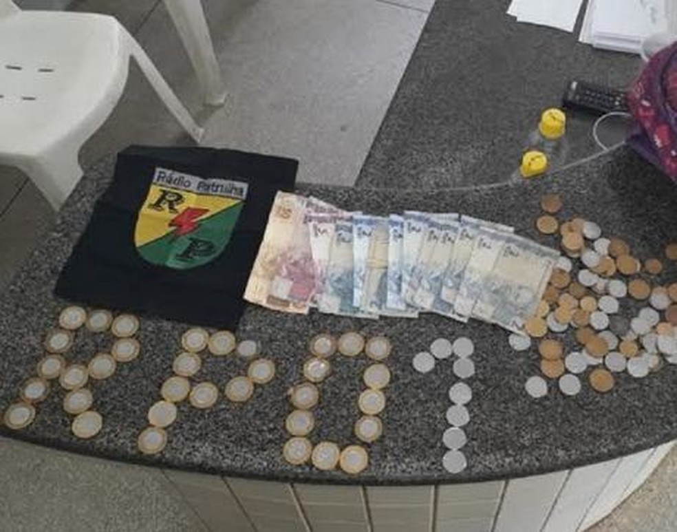 Polícia encontrou com o suspeito mais de R$ 100 em dinheiro — Foto: Polícia Militar/Arquivo