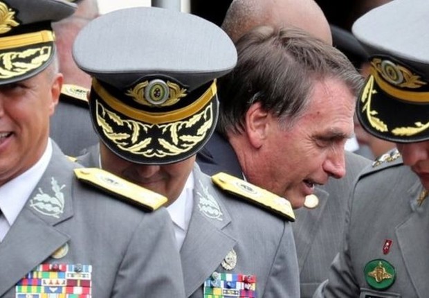 BBC Bolsonaro em cerimônia militar de 2018; "Bolsonaro tem muito apoio nos militares, particularmente nos militares de baixa patente. Por isto muitos ficaram preocupados quando ele demitiu o ministro da Defesa (Fernando Azevedo e Silva) e depois demitiu o (Foto: Reuters)
