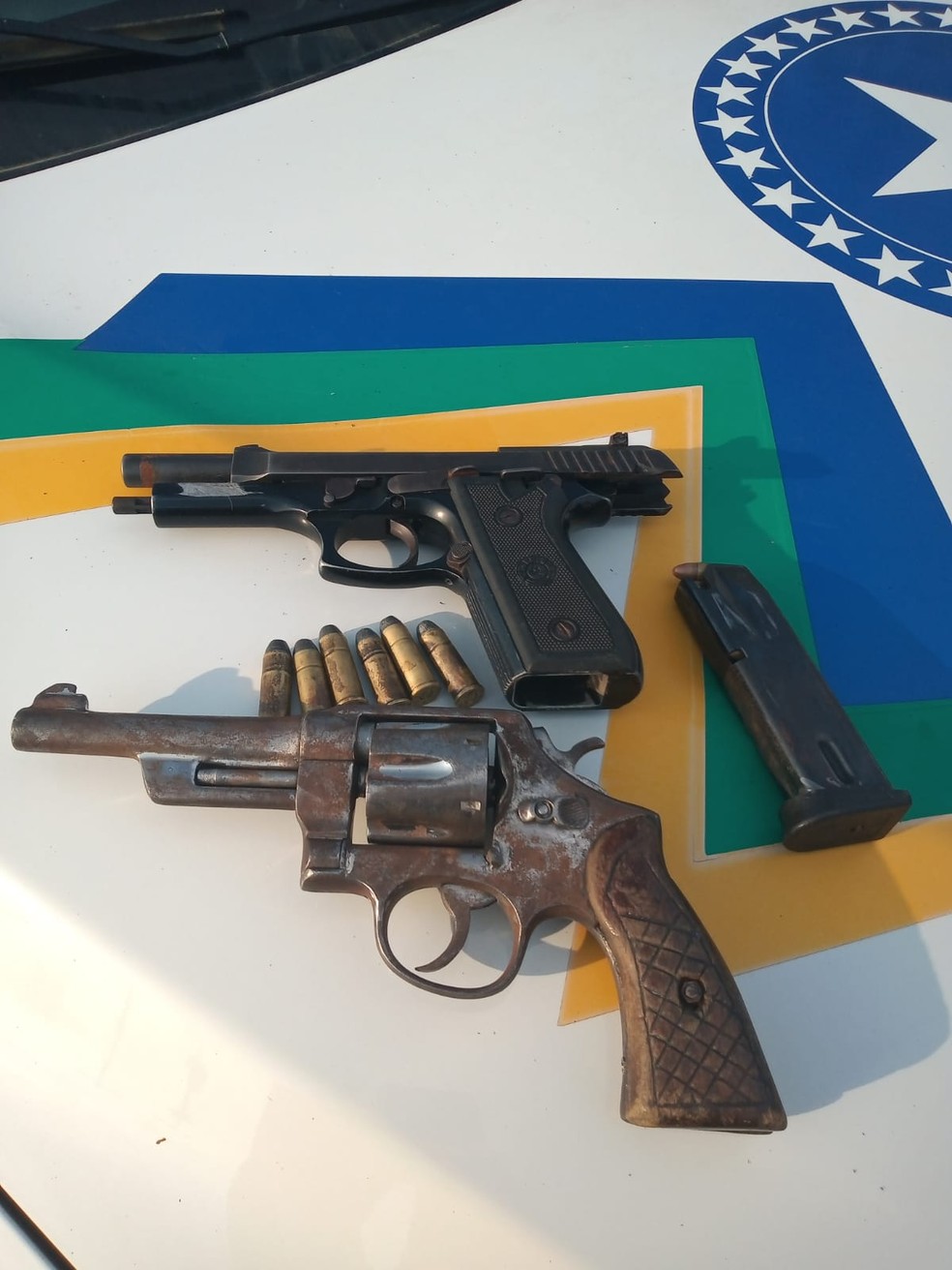 Armas apreendidas com os dois suspeitos de assalto — Foto: PM/Reprodução