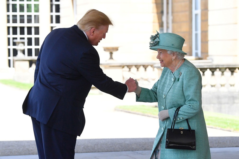 Rainha Elizabeth II cumprimenta o presidente dos EUA, Donald Trump, ao chegar ao PalÃ¡cio de Buckingham, em Londres, nesta segunda-feira (3)  â Foto: Victoria Jones / Reuters