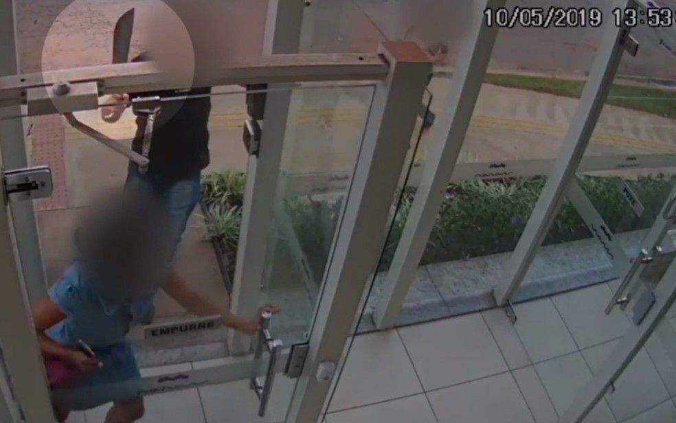 Adolescnete de 15 anos Ã© perseguida pelo pai que a fere com facÃ£o â Foto: ReproduÃ§Ã£o/TV Anhanguera