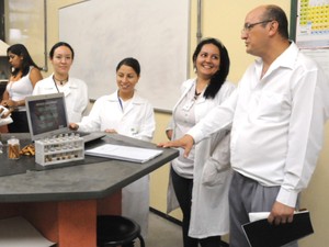 Alunos durante aula prática em laboratório do Cephas, em São José. (Foto: Charles de Moura/PMSJC)