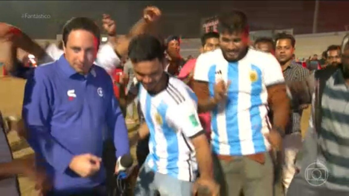 Trabalhadores imigrantes se reúnem em conjuntos habitacionais no Catar para assistir aos jogos da Copa