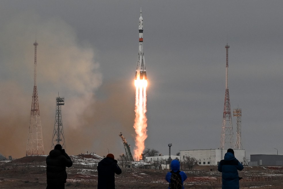 A nave espacial Soyuz MS-20 decola de Baikonur, no Cazaquistão, com o cosmonauta Alexander Misurkin, o bilionário japonês Yusaku Maezawa e seu assistente, Yozo Hirano, no dia 8 de dezembro  — Foto: Kirill Kudryavtsev/AFP