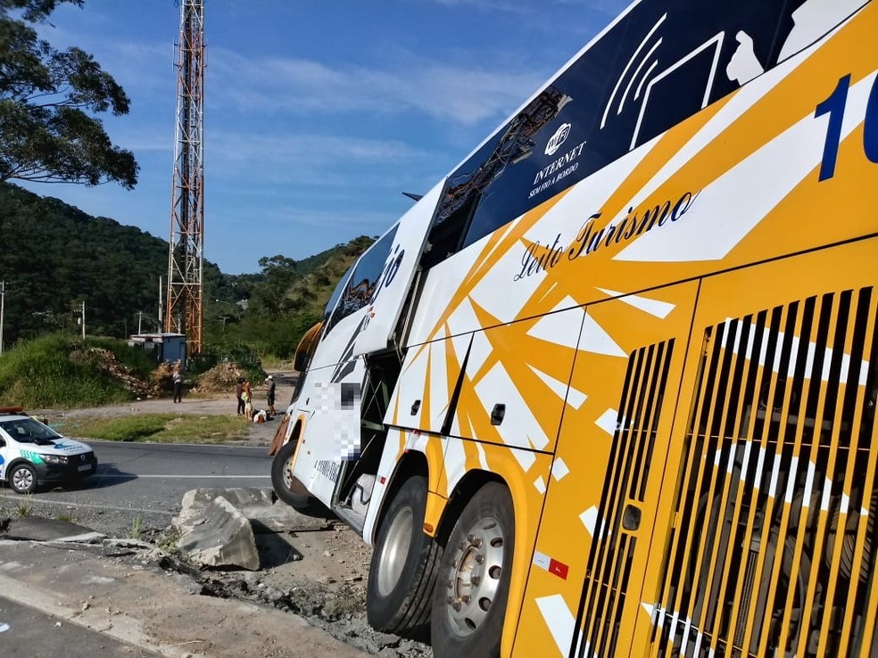 Acidente aconteceu na manhã desta quarta-feira (3), na pista sentido Rio — Foto: Ádison Ramos/ Inter TV