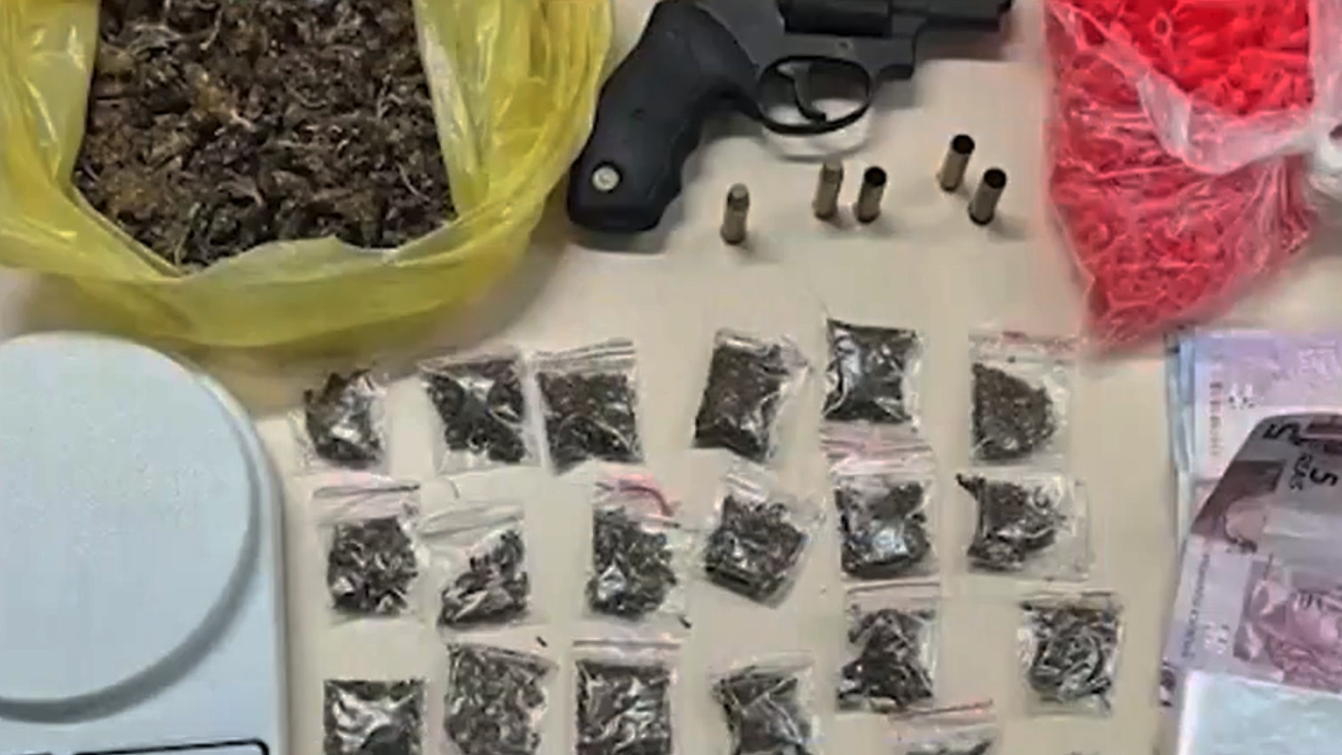 Homem é preso por suspeita de tráfico no interior da Bahia; drogas e arma foram apreendidas 