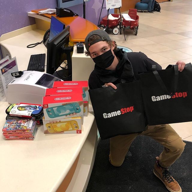 Hunter Kahn doou consoles e jogos de vídeo game para hospital infantil de Minnesota usando o dinheiro que ganhou em ações do GameStop (Foto: Reprodução/Instagram)