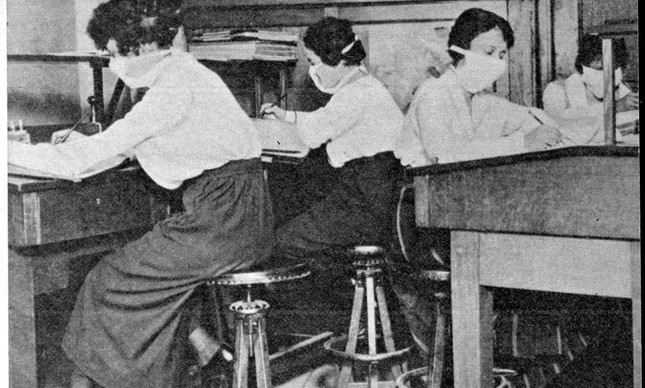 Mulheres trabalham com máscaras durante epidemia de gripe espanhola, em 1918