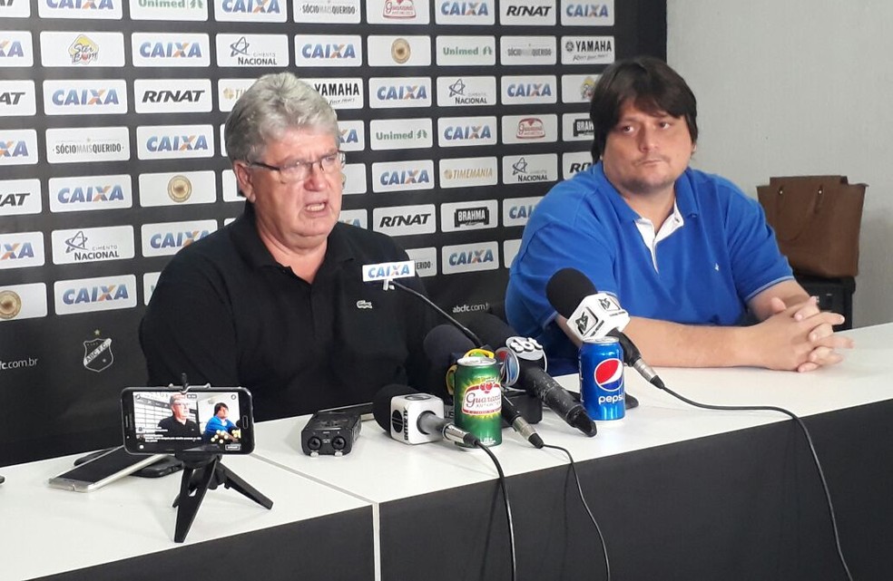 Geninho concedeu entrevista coletiva ao lado da diretoria do ABC (Foto: Klênyo Galvão/Inter TV Cabugi)