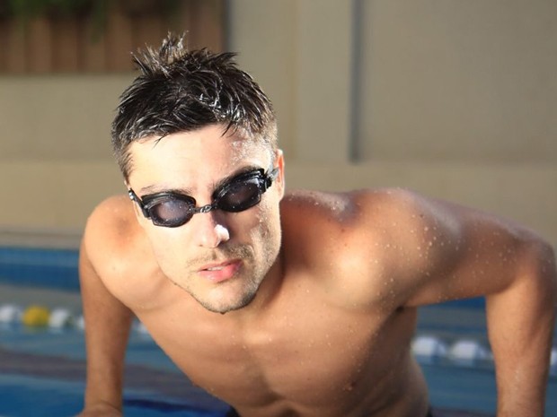 Leicam faz natação e treinos de musculação para ficar com o corpo definido (Foto: Divulgação/ Dialética Produtora)