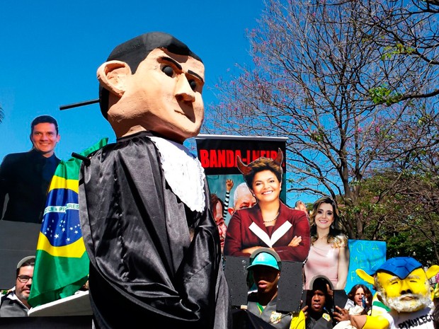 Bloco da Papuda chega à Praça da Liberdade, em BH, com gritos de fora PT no 3º ato realizado contra o governo Dilma Rousseff (Foto: Raquel Freitas/ G1)