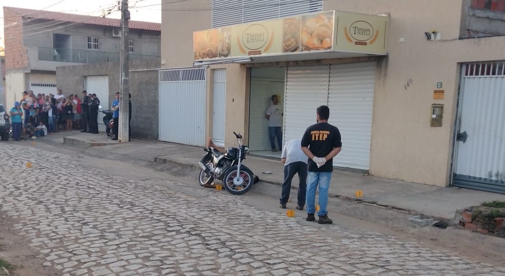 Crime ocorreu em frente a uma padaria em Mossor&oacute; &mdash; Foto: Cedida
