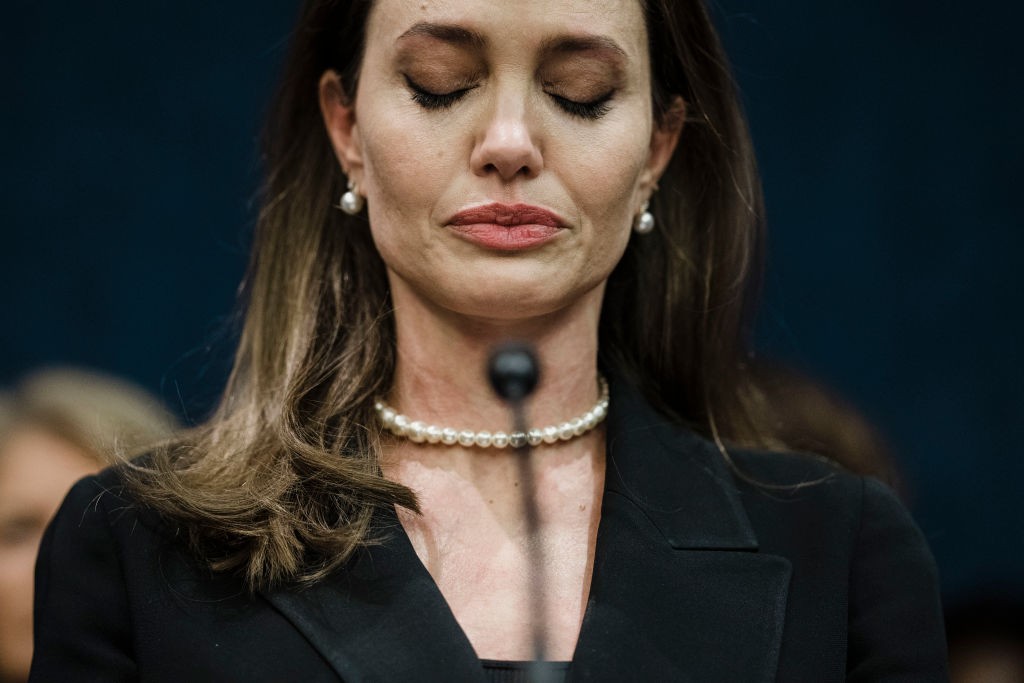 WASHINGTON, DC - FEBRUARY 09: Actress Angelina Jolie speaks during a news conference on the bipartisan modernized Violence Against Women Act (VAWA) on Capitol Hill on Wednesday, Feb. 9, 2022 in Washington, DC.  (Kent Nishimura / Los Angeles Times via Gett (Foto: Los Angeles Times via Getty Imag)