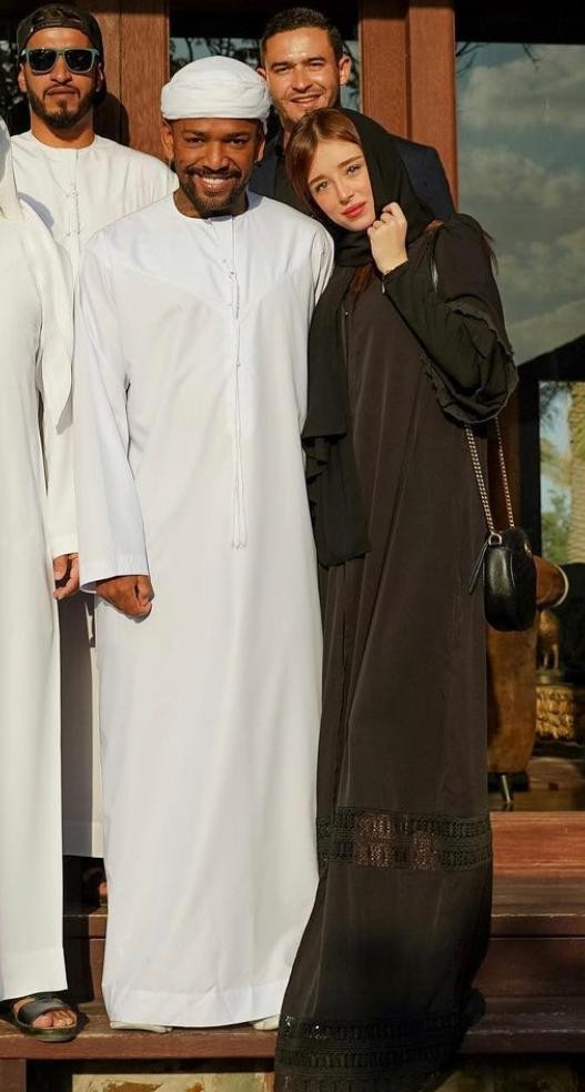 Nego do Borel e Duda usam roupas tradicionais em Dubai (Foto: Arquivo Pessoal)
