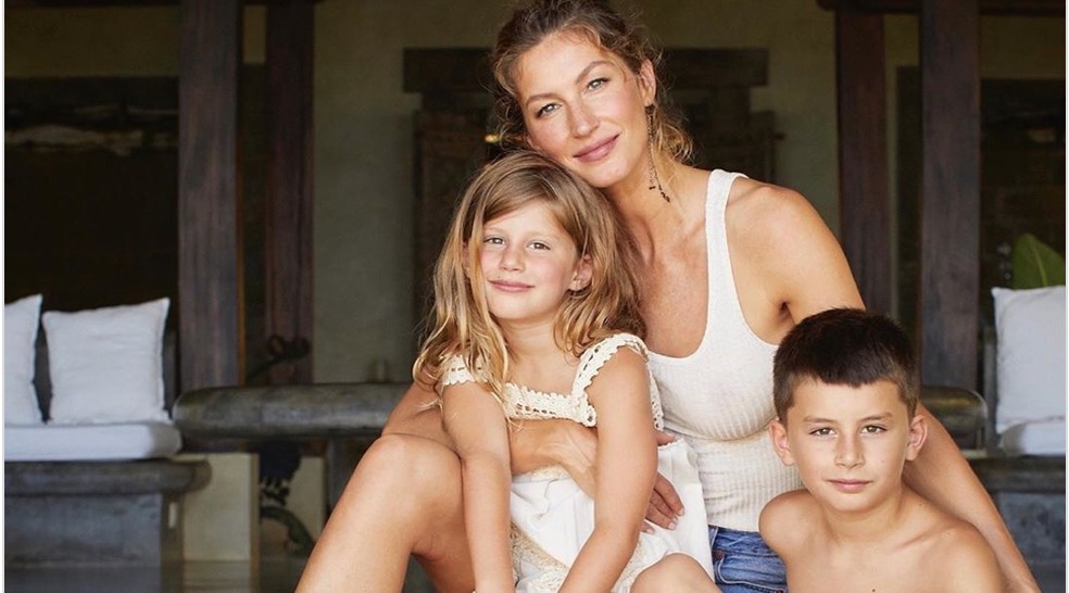 Gisele Bündchen posa com os filhos no aniversário dela de 40 anos — Foto: Reprodução/Instagram