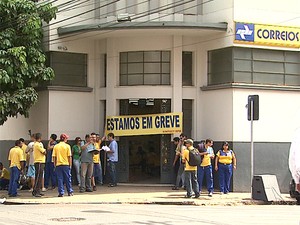 Grupo de trabalhadores protestou na agência central dos Correios em Ribeirão Preto (Foto: Ronaldo Gomes/EPTV)