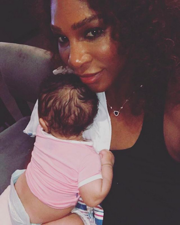 A tenista Serena Williams com a filha no colo (Foto: Instagram)