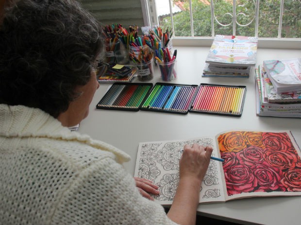 ARTISTA PROFISSIONAL COLORINDO LIVRO DE COLORIR DO