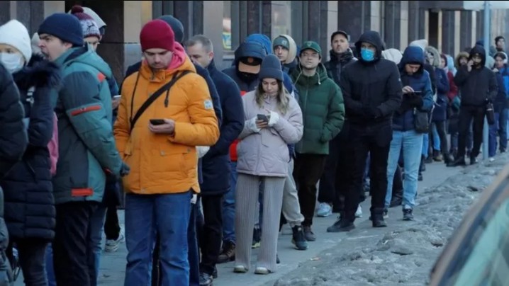 Fila para usar caixa eletrônico em São Petersburgo, na Rússia, no último domingo (Foto: Reuters via BBC)