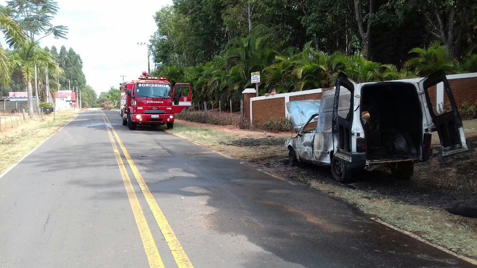 Veículo foi destruído pelo incêndio em Parapuã (Foto: Corpo de Bombeiros/Cedida)