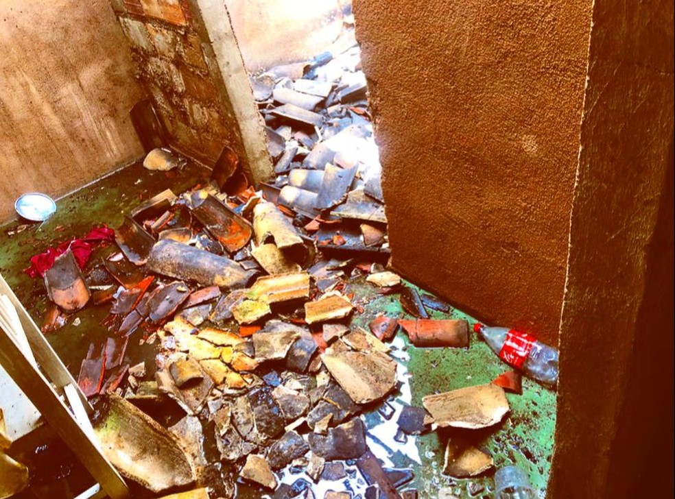 Incêndio atingiu telhas e móveis — Foto: Arquivo pessoal