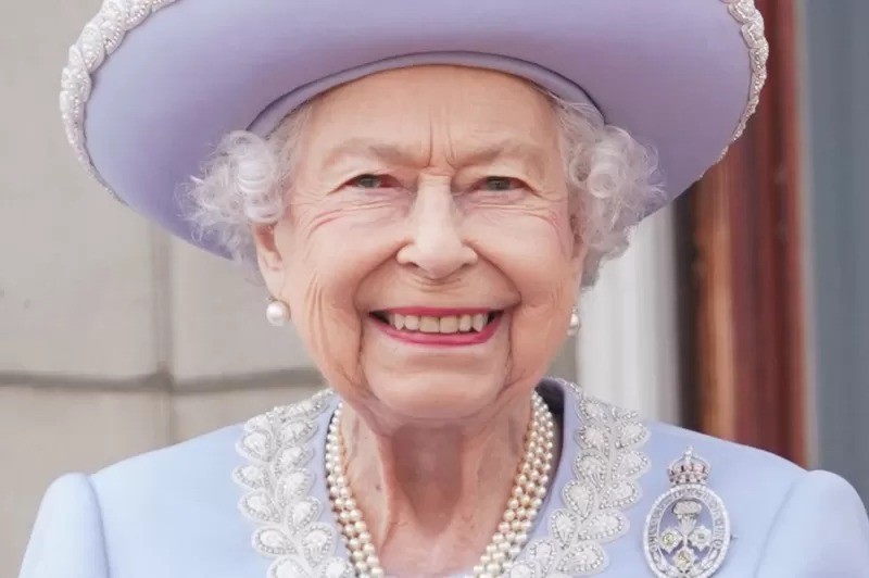 A rainha Elizabeth 2º na varanda do Palácio de Buckingham enquanto as tropas passam durante o desfile de aniversário de reinado dela, o Trooping the Colour (Foto: Getty Images via BBC News)