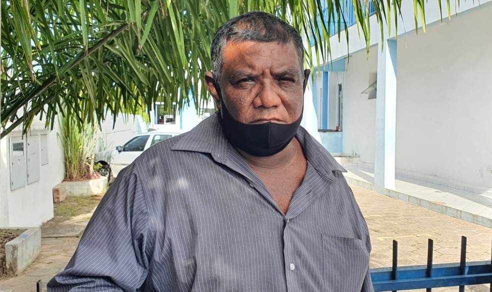 Beneficiário José Evangelista dorme em borracharia para conseguir atendimento no AC e espera mais de 12h — Foto: Andryo Amaral/Rede Amazônica