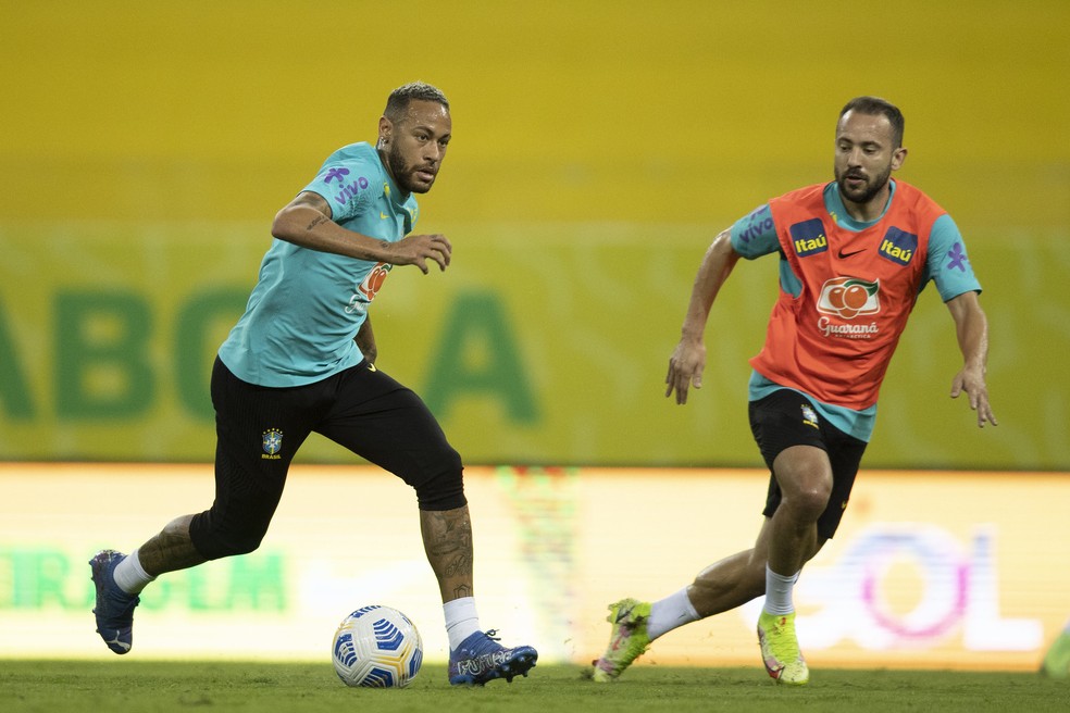 Neymar e Everton Ribeiro em treino da seleção brasileira na Arena Pernambuco: seleção brasileira volta a se reunir dia 4 de outubro — Foto: Lucas Figueiredo / CBF