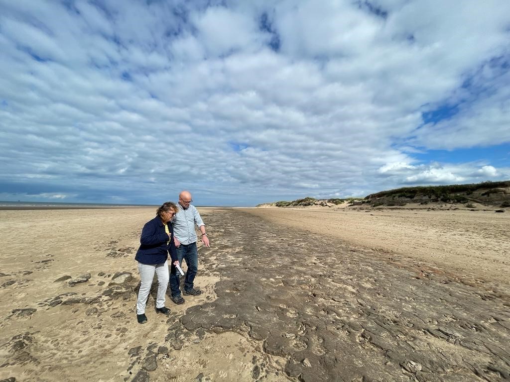 Pegadas em praia do Reino Unido são de 9 a mil anos atrás (Foto: Universidade de Manchester )