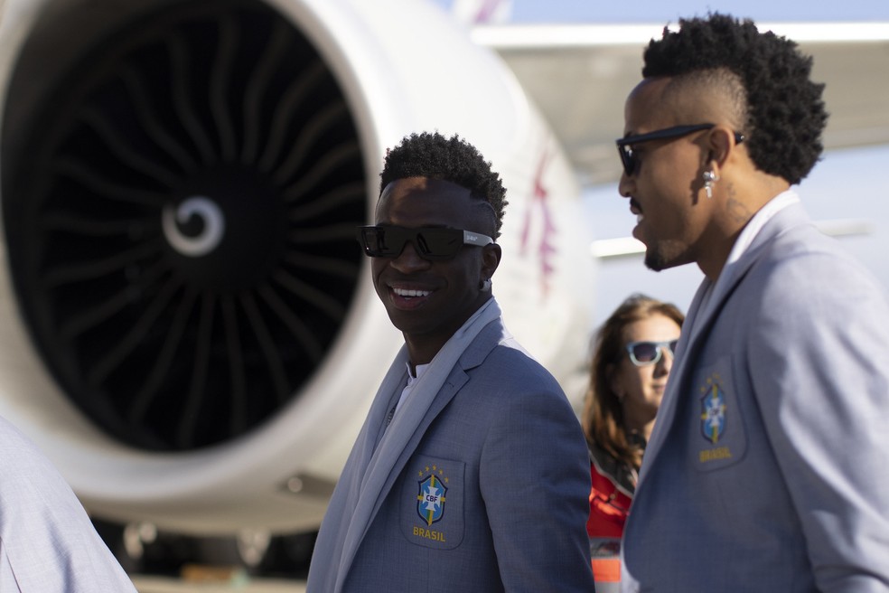 Vini Jr e Eder Militão no embarque da seleção brasileira para o Catar — Foto: Lucas Figueiredo/CBF