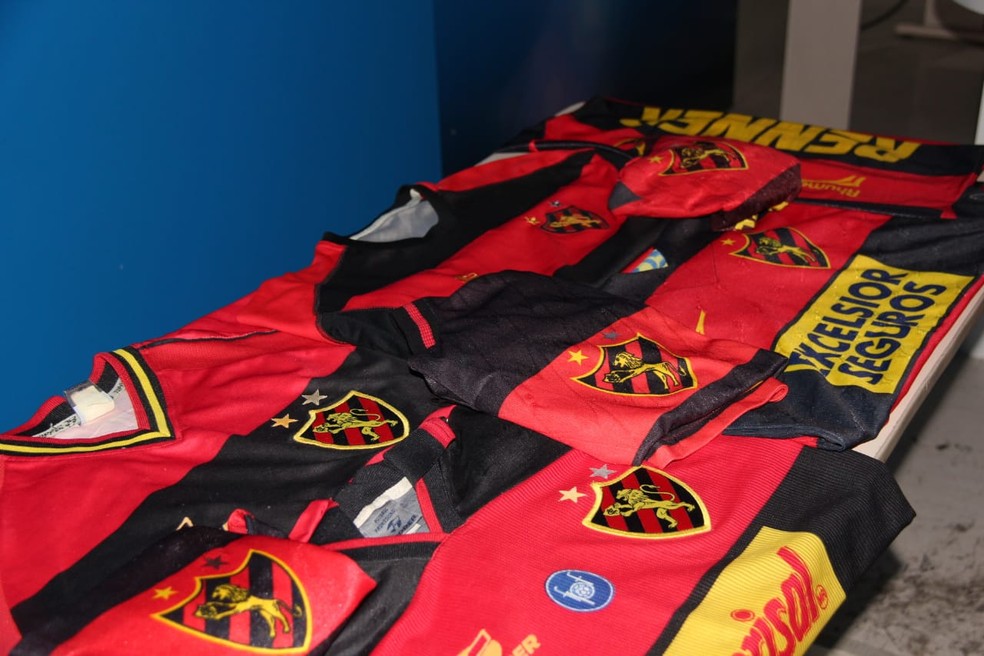 Camisas do Sport: Clodoaldo herdou a paixão do pai  — Foto: João Alvim/GloboEsporte.com