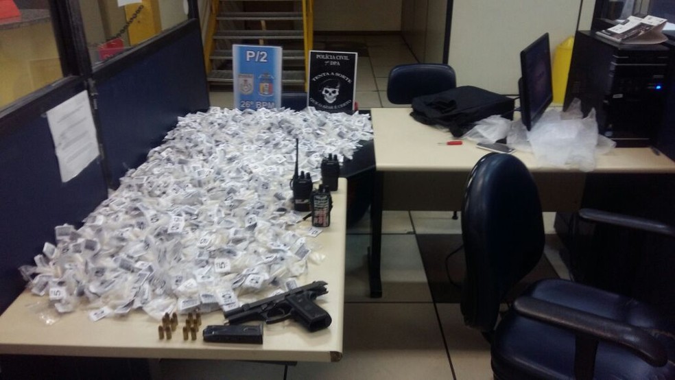 Drogas, arma, munições e rádios transmissores foram encontrados com o suspeito no bairro Caxambu em Petrópolis (Foto: Polícia Civil | Divulgação)