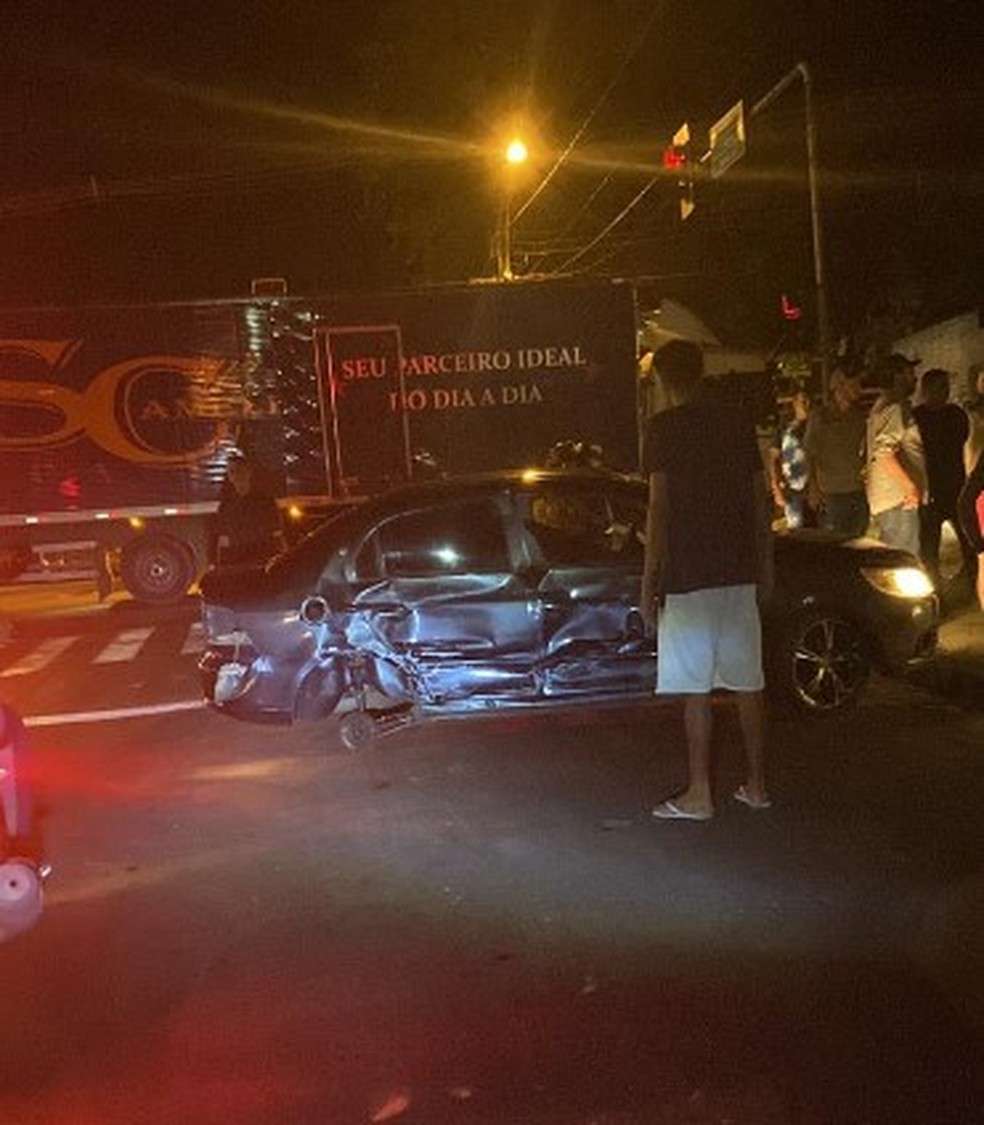 Uma batida entre um caminhão e um veículo de passeio colidiram na Rua 25 de Agosto, no bairro de mesmo nome — Foto: Arquivo pessoal