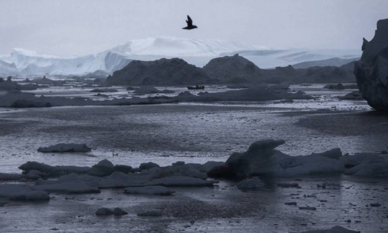 A região do Ártico registrou temperaturas recorde nos últimos anos, com derretimento extenso das camadas de gelo e neve — Foto: Evan Vucci / AP