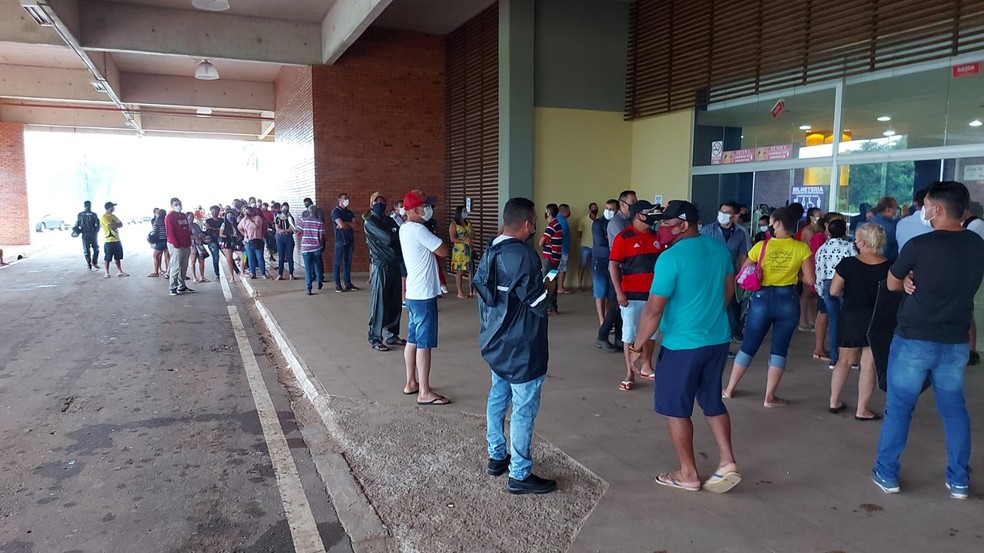 População fez fila em ponto de drive-thru para testagem de Covid-19 — Foto: Murilo Lima/Rede Amazônica