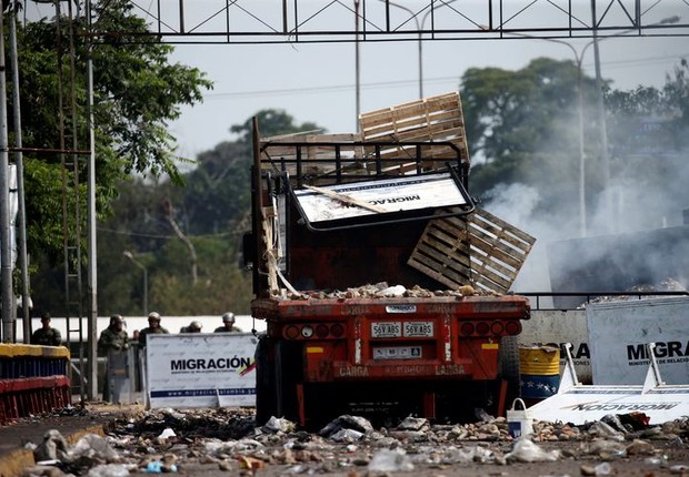 Caminhão usado para transportar ajuda humanitária é queimado na fronteira da Venezuela com a Colômbia  (Foto: Reuters/Edgard Garrido/Arquivo/Agência Brasil)