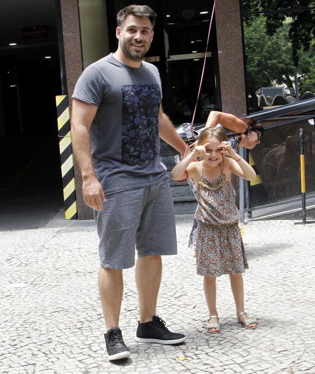 Raoni com a filha (Foto: Marcos Ferreira /Brazil News)