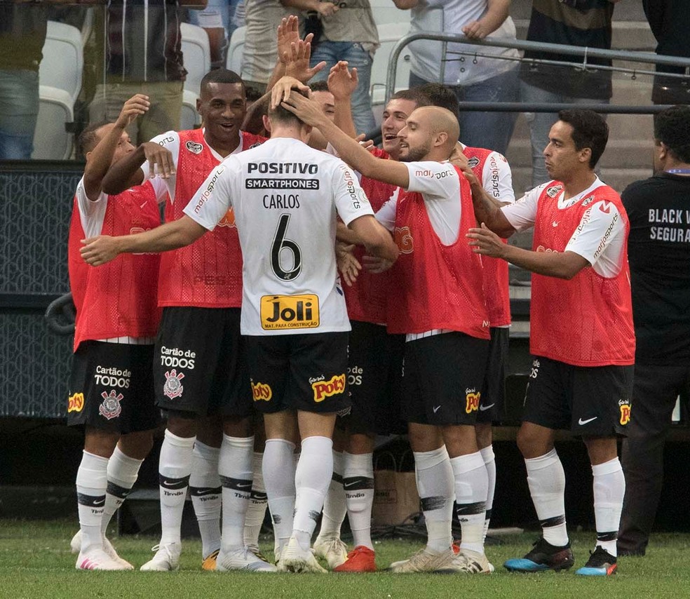 Reservas do Corinthians comemoram gol de Carlos Augusto sobre a Chapecoense — Foto: Daniel Augusto Jr/Ag.Corinthians
