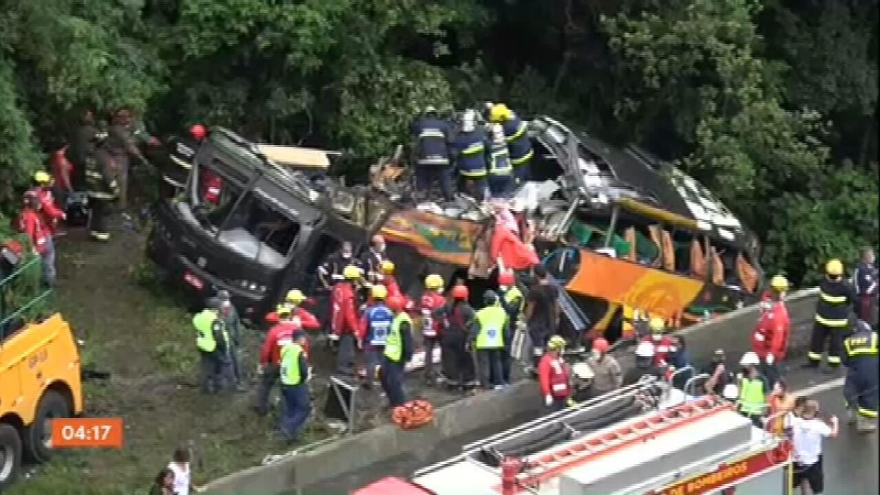 Ônibus de turismo tomba e deixa mortos em rodovia no Sul do país