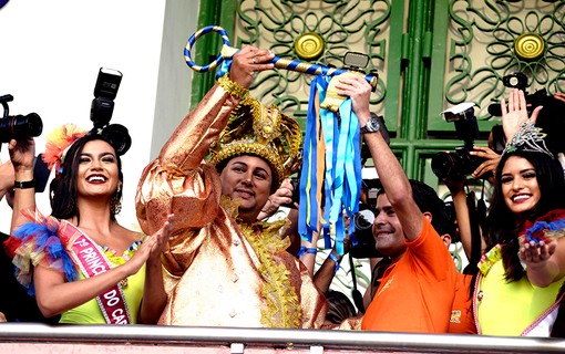 Prefeito de Salvador, ACM Neto entrega chave da cidade para o rei momo André Luis